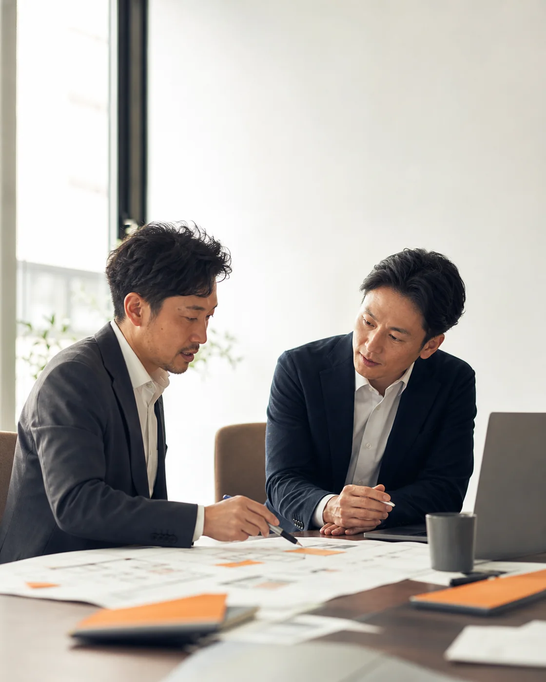 対話しながら事業の計画を整理するイメージ